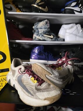 🔥 Nike Giannis Greek Freak  Running Sneakers in Cream with Maroon Laces Sz 10.5
